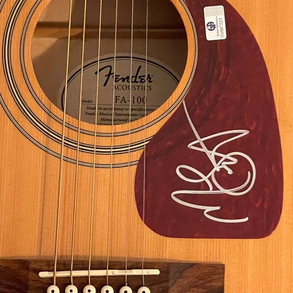 (LAST CHANCE SALE) Miranda Lambert Signed Fender Guitar w/ Authenticity - Picture 2 of 3